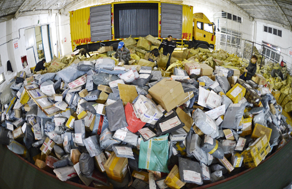 “雙十一”瘋狂網購 快遞爆倉成慢遞