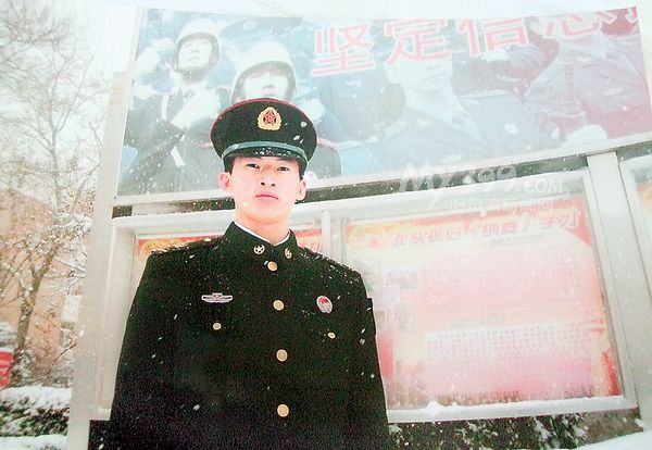 “最美警衛戰士”高鐵成進京治療 英雄事跡廣受贊譽
