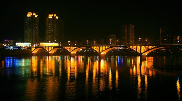 內(nèi)江城市建設(shè)新景(沱江沿岸景觀)