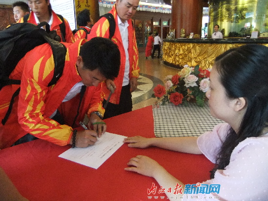 中國和澳大利亞藝術滑水隊2日抵達內江