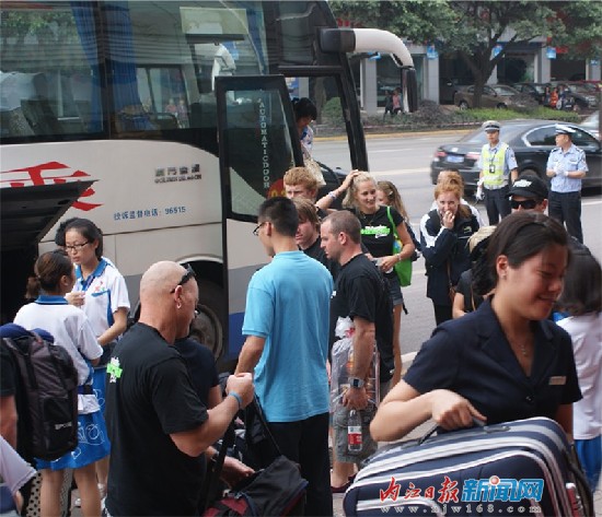 中國和澳大利亞藝術滑水隊2日抵達內江