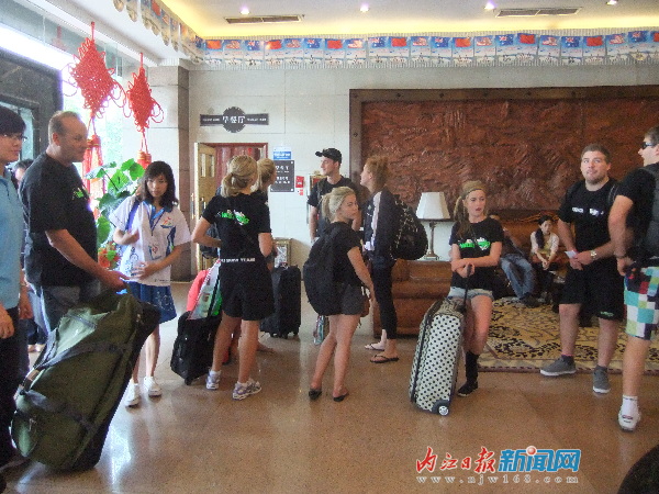 中國和澳大利亞藝術滑水隊2日抵達內江