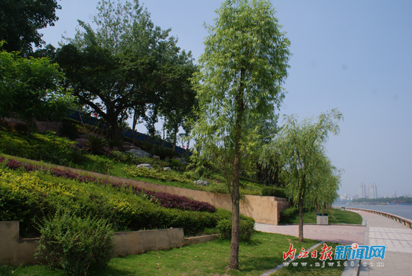 甜城湖：兩岸風光美如畫