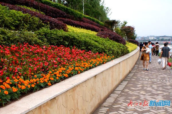 甜城湖：兩岸風光美如畫