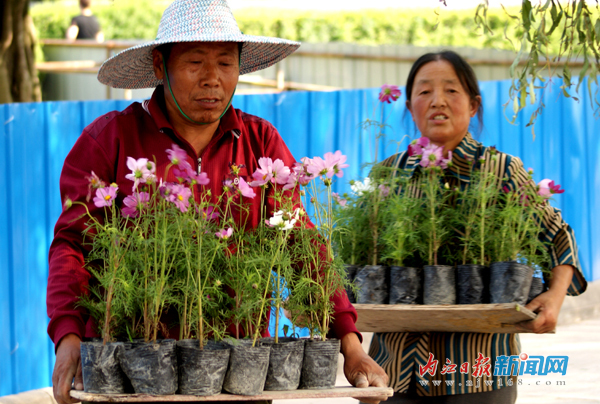 甜城湖:兩岸風光美如畫
