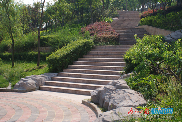 甜城湖：兩岸風光美如畫