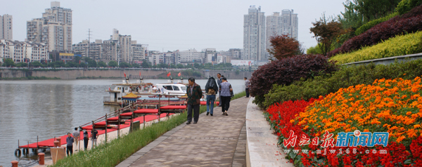 甜城湖:兩岸風光美如畫