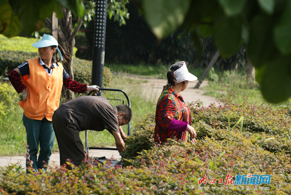 甜城湖：兩岸風光美如畫