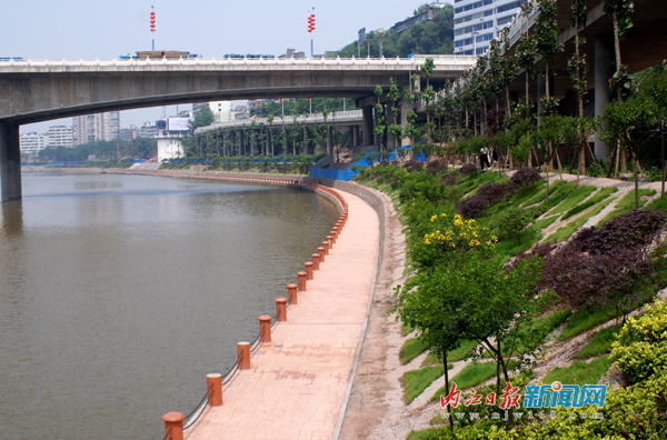 甜城湖:兩岸風光美如畫