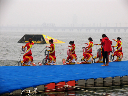 中國運動員試水沂河