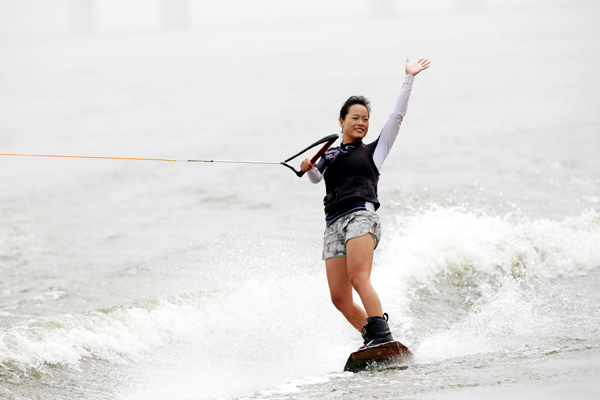 陳莉莉、韓秋、段振坤 三少女沂河上欲爭鋒
