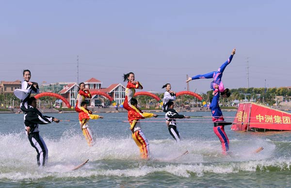 組圖：中澳滑水膠州賽閉幕 高難跳躍滑水吸眼球