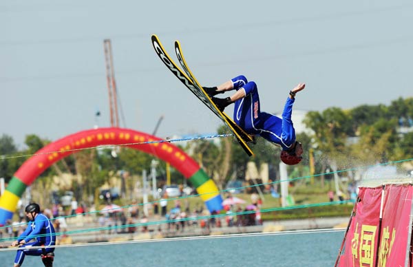 組圖：中澳滑水膠州賽閉幕 高難跳躍滑水吸眼球