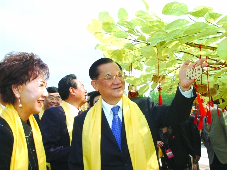 連戰夫婦祈愿和平