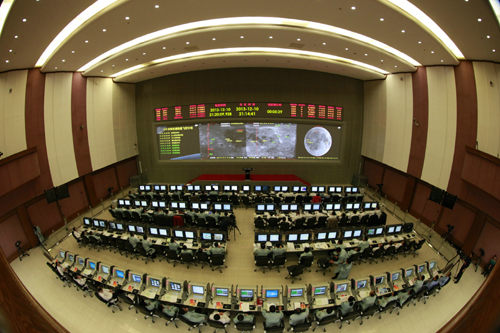 嫦娥三號成功實(shí)施環(huán)月降軌控制