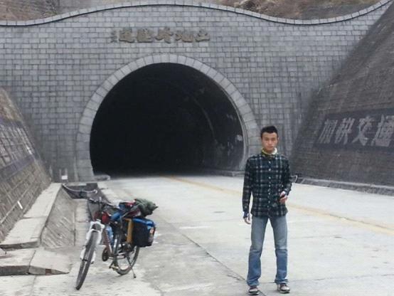 大學生難忍春運擁擠 騎車8天從西安到四川老家