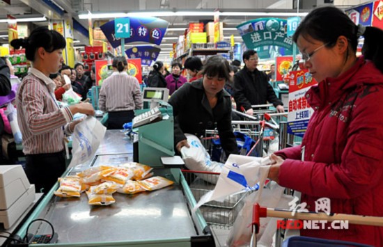 盤點十大網絡謠言 軍車進京、搶鹽風波上榜