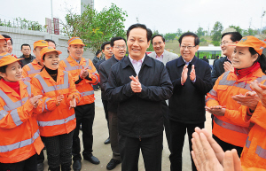 彭清華大年初一看望慰問春節(jié)期間堅守崗位的一線勞動者