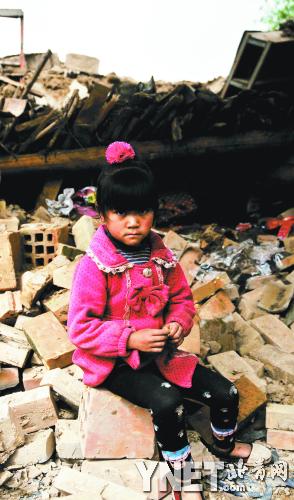 定西地震:3孤兒含淚埋葬了媽媽 17歲的她從此成了家長