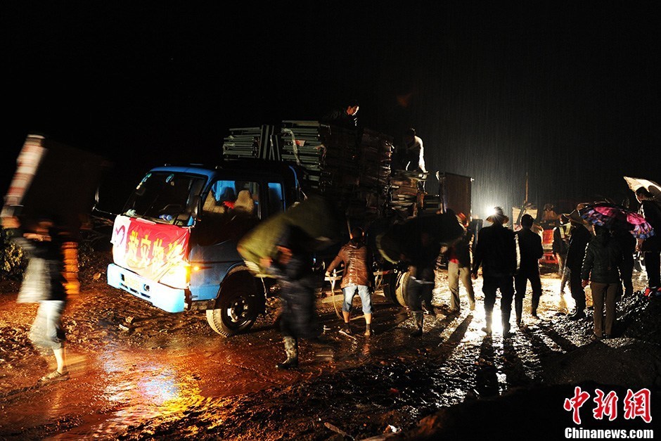 甘肅地震后 志愿者深夜冒雨踏泥急送“臨時之家”