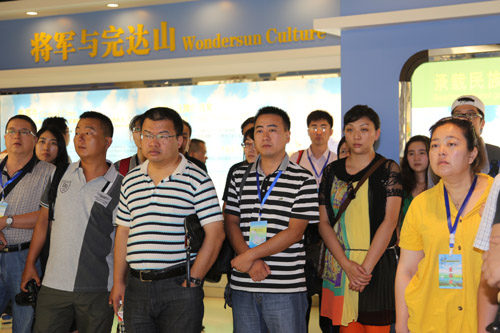 網絡媒體龍江行第一站：探訪哈爾濱完達山乳業公司