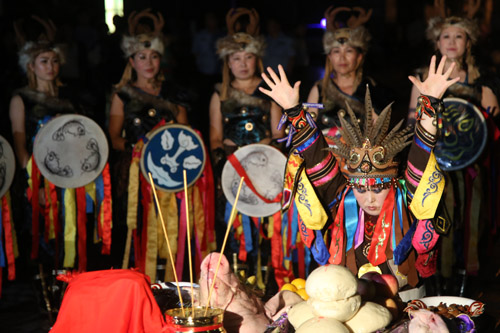 全國網(wǎng)絡(luò)媒體龍江行探訪饒河縣 體驗(yàn)赫哲族祭江祭祀活動(dòng)