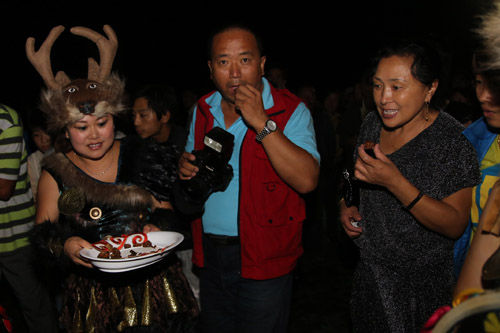 全國網(wǎng)絡(luò)媒體龍江行探訪饒河縣 體驗(yàn)赫哲族祭江祭祀活動(dòng)