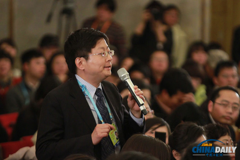 香港文匯報(bào)記者在政協(xié)十二屆一次會(huì)議新聞發(fā)布會(huì)上提問