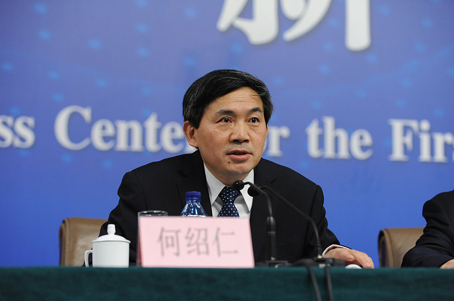 十二屆全國人大一次會議新聞中心主任、主持人何紹仁