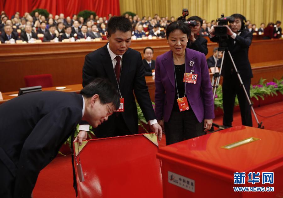 監(jiān)票人檢查票箱