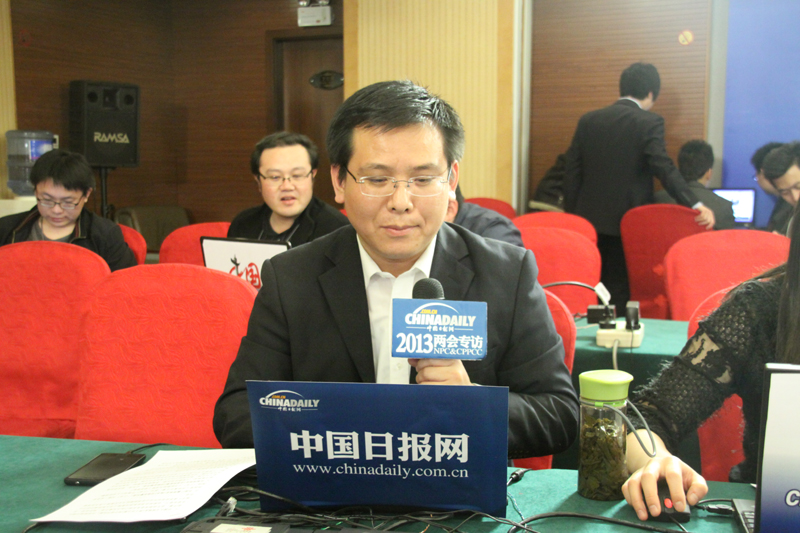 本網(wǎng)記者正在調試設備