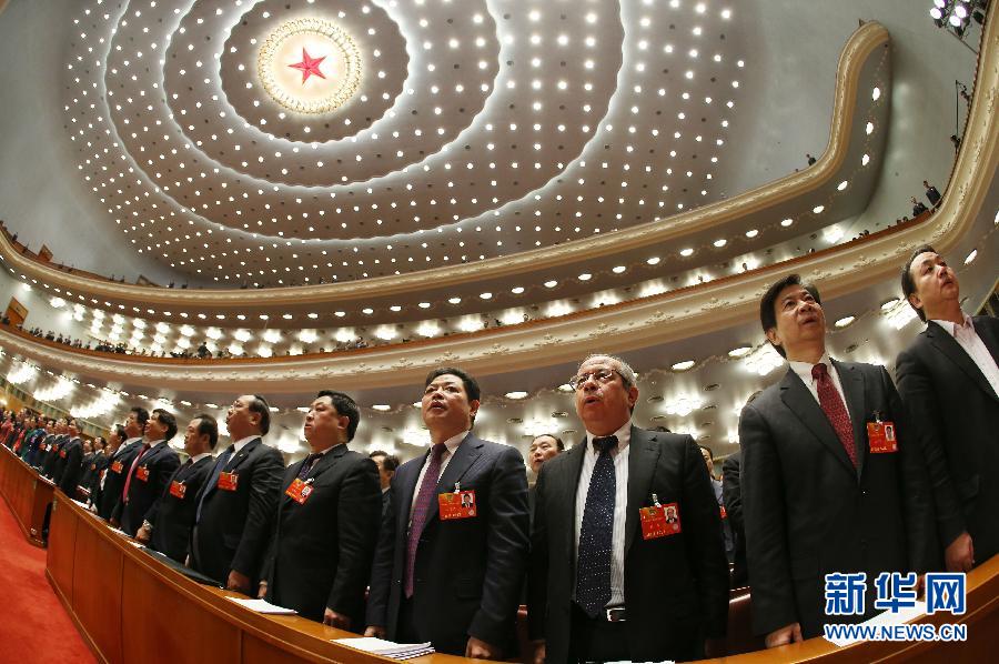 委員起立唱國歌