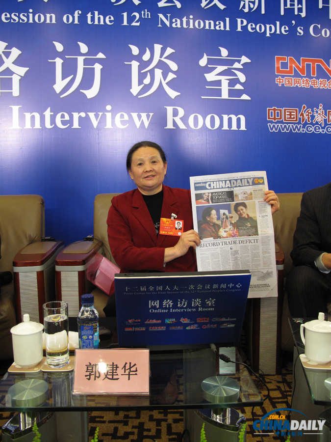 郭建華代表向網友展示中國日報