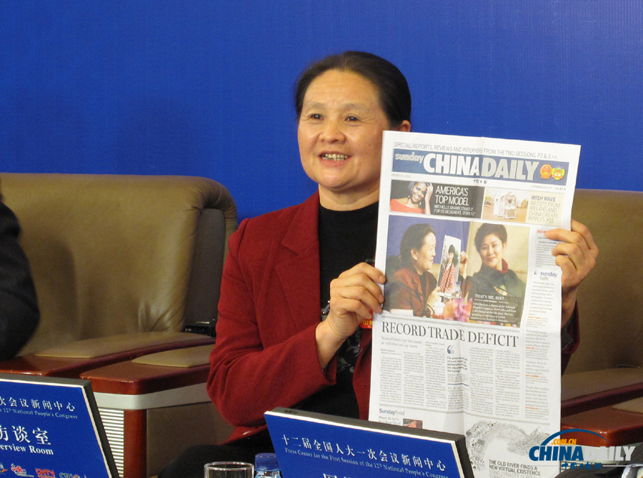 郭建華代表向網友展示中國日報