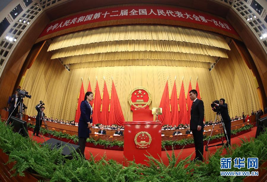 監票人在票箱旁就位