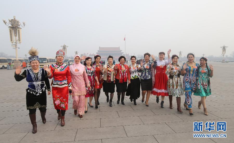 全國人大代表在天安門廣場留影