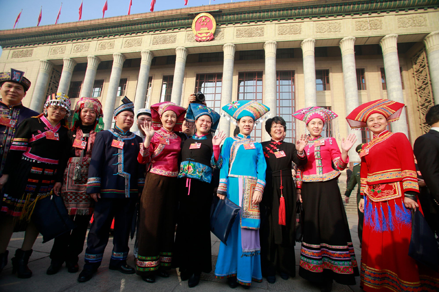 少數(shù)民族人大代表在會(huì)場(chǎng)外合影