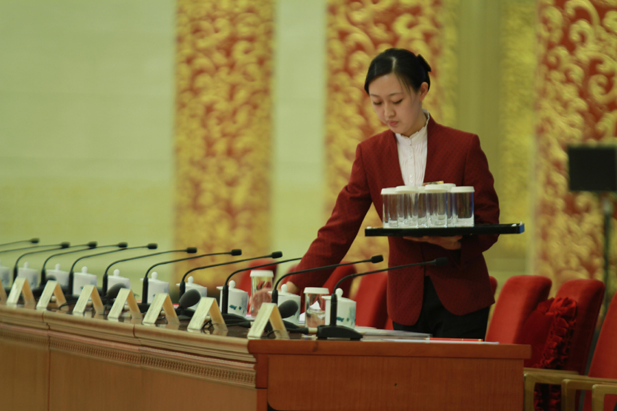 服務員做會前準備工作