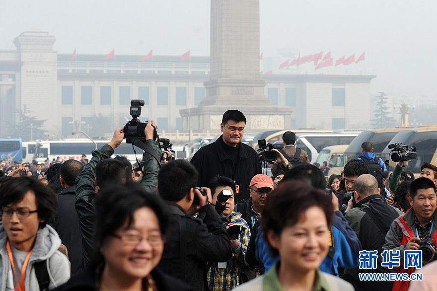 姚明從大會堂東門廣場步入會場