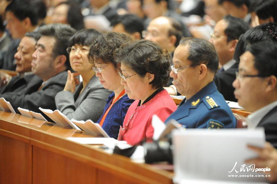 政協十二屆一次會議第二次全體會議：政協委員在認真聽取報告