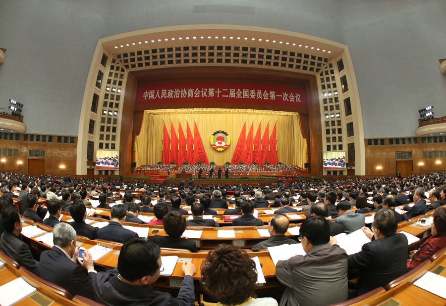 委員在大會上認真聽取發言