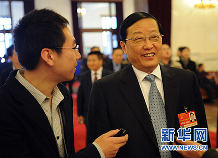 大會(huì)堂里“堵”省長