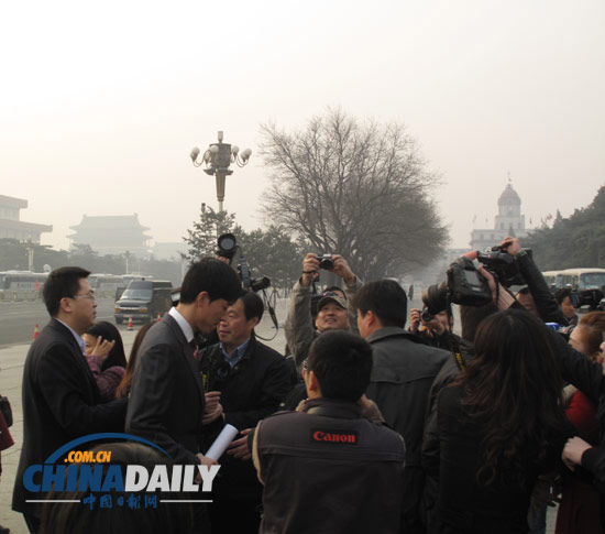 政協(xié)閉幕會(huì)劉翔再遭“圍堵”(圖)