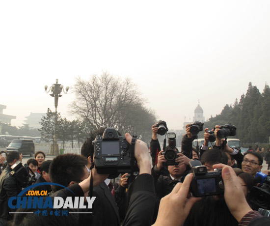 政協(xié)閉幕會(huì)劉翔再遭“圍堵”(圖)