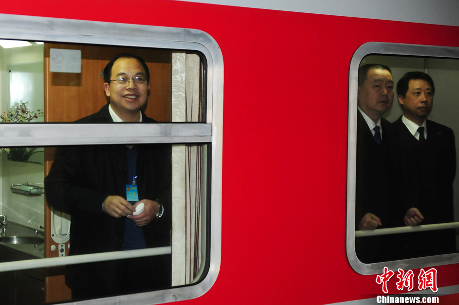 首批參加全國政協十一屆五次會議的京外委員抵京