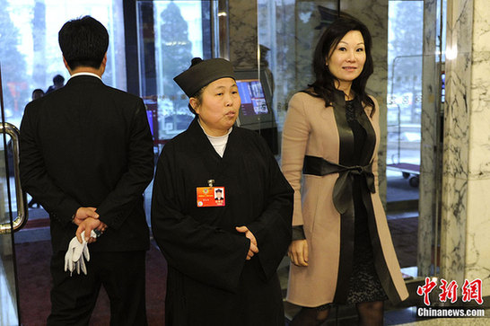 禮儀小姐在機場等候委員抵達