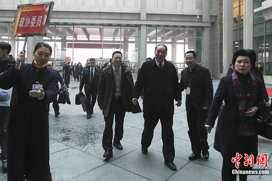 禮儀小姐在機(jī)場(chǎng)等候委員抵達(dá)