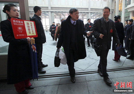 禮儀小姐在機(jī)場等候委員抵達(dá)