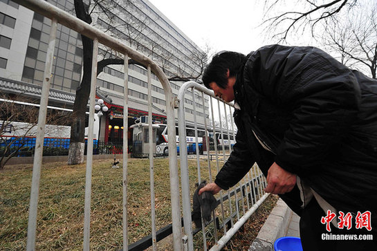 禮儀小姐在機(jī)場等候委員抵達(dá)