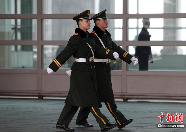 禮儀小姐在機(jī)場(chǎng)等候委員抵達(dá)